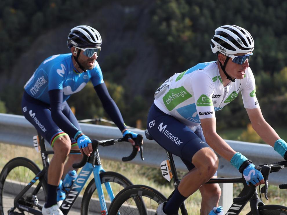 os ciclistas del Movistar Enric Mas (d) y Alejandro Valverde durante la quinta etapa de la Vuelta Ciclista a España disputada entre Huesca y Sabiñánigo