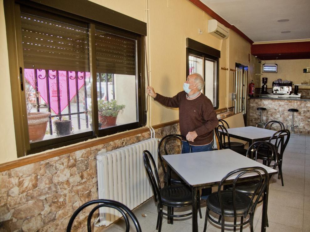 Cruz Ustero, vecino de la localidad, enseña las instalaciones del centro social donde está el bar.