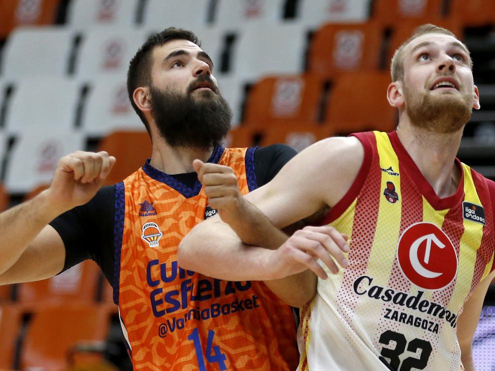 Dubljevic, del Valencia Basket, lucha por el rebote con Hlinason.