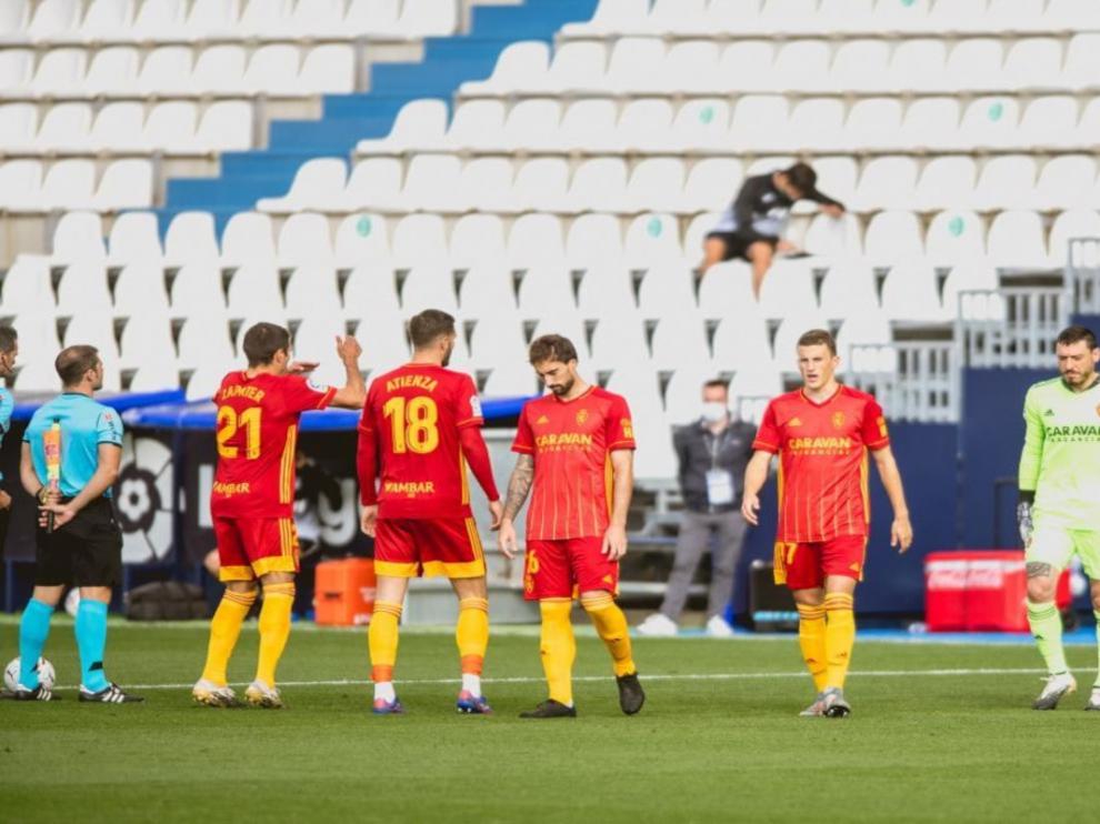 Los jugadores del Real Zaragoza, cabizbajos en el partido contra el Leganés.