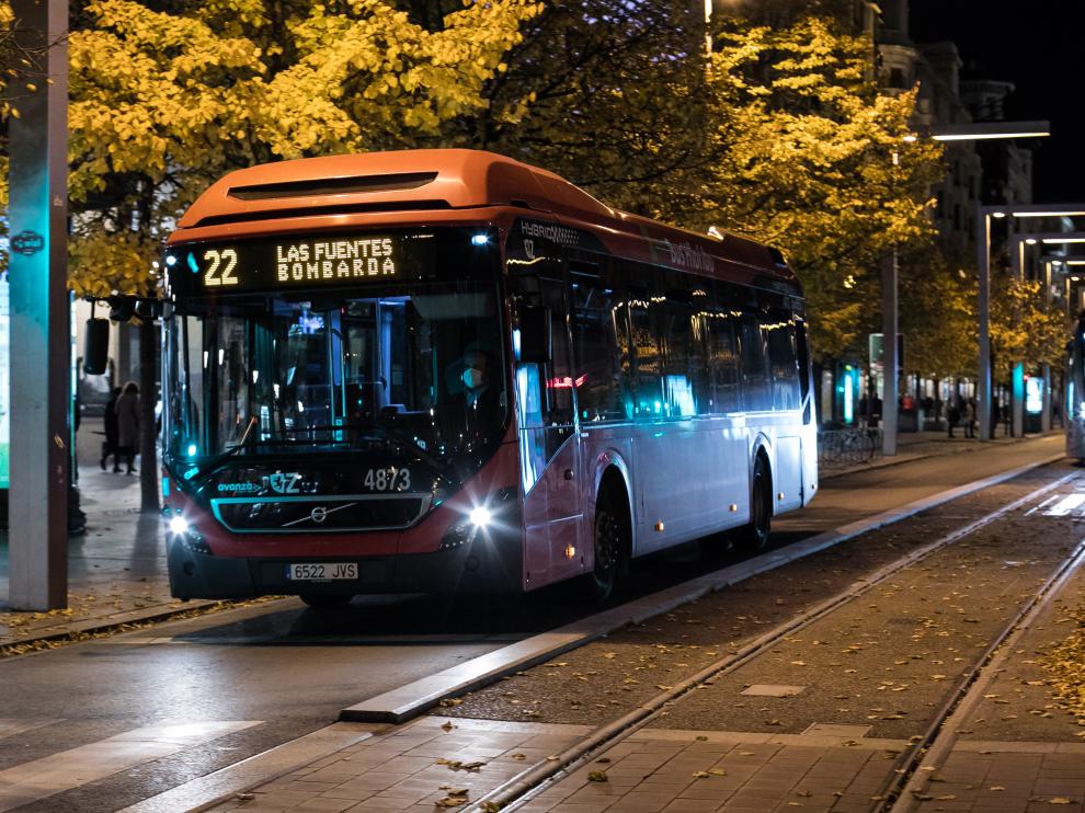 Un autobús urbano circulando este domingo en Zaragoza a la hora que comenzaba el toque de queda