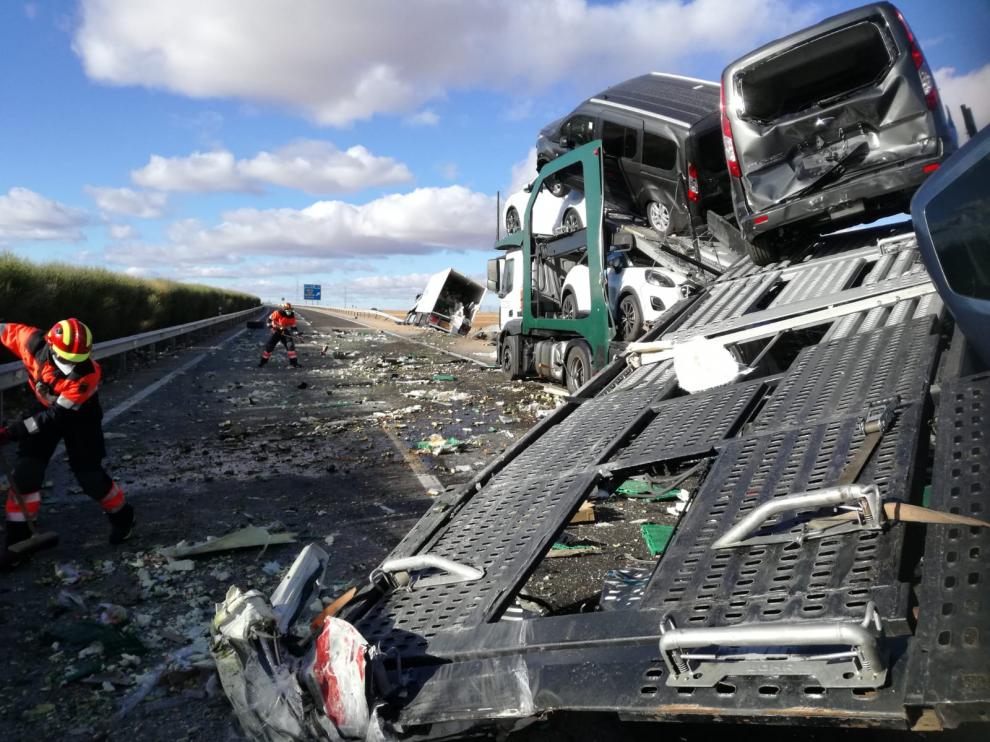 Una imagen del accidente en la A-23, este lunes, tras la colisión de dos camiones.