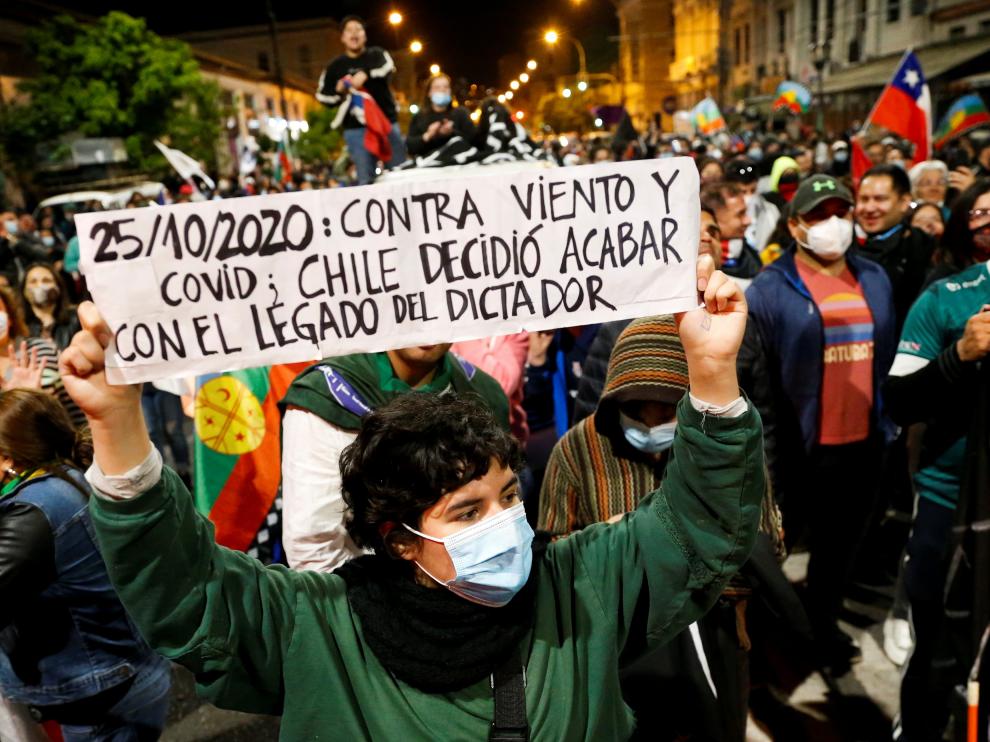 Cientos de chilenos salen a las calles para celebrar el resultado del referéndum, en Valparaíso, Chile.