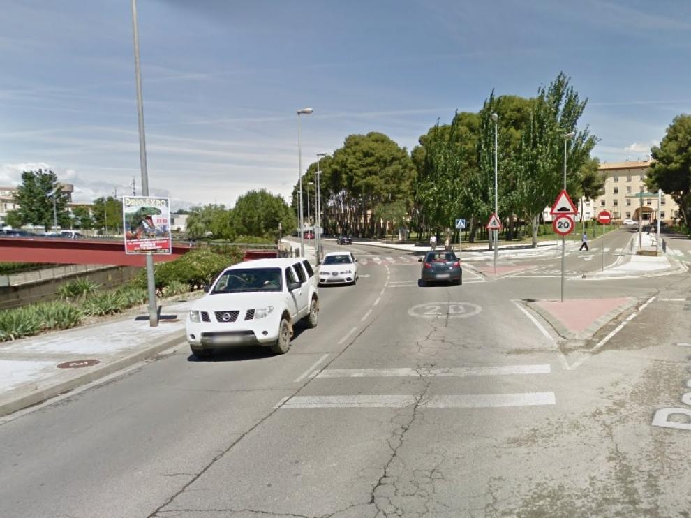 El atropello se ha producido en esta zona del paseo de Lucas Mallada cercana al Hospital Provincial de Huesca.