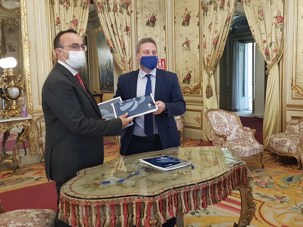 Firma del consejero José Luis Soro, y el director gerente de la Fundación de los Ferrocarriles Españoles, José Carlos Domínguez Curie