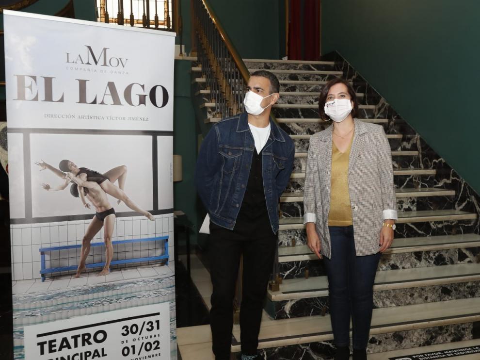 Víctor Jiménez, director de LaMov, y la consejera de Cultura Sara Fernández, ayer en el Principal.