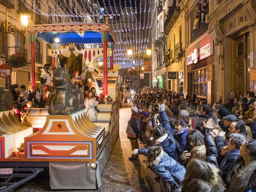 Los Reyes Magos, en una abarrotada calle de Alfonso I, el pasado 5 de enero.