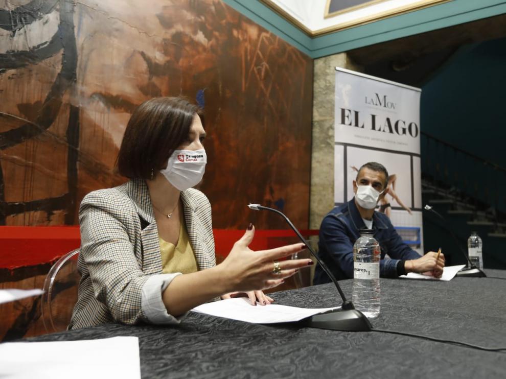 Sara Fernández, junto a Víctor Jiménez de LaMov.