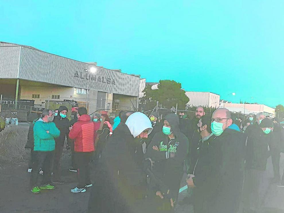 Trabajadores de Alumalsa del turno de mañana, ayer a las 5.30, en la puerta de la fábrica, en huelga.