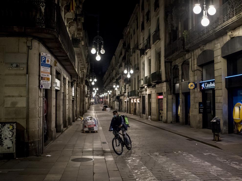Un hombre en bicicleta, durante el estado de alarma en Barcelona.