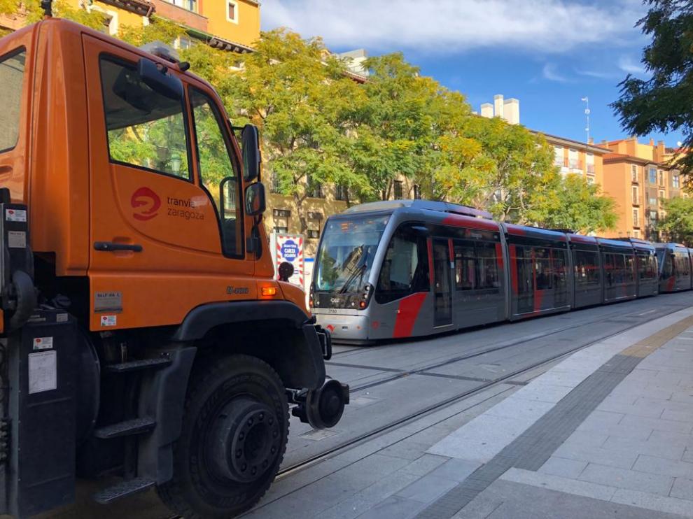 Unidad del tranvía parada en César Augusto.