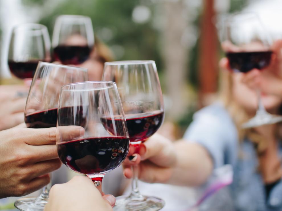 El consumo de alcohol aumenta el riesgo de padecer dolencias hepática, cardiovasculares y enfermedades de transmisión sexual .