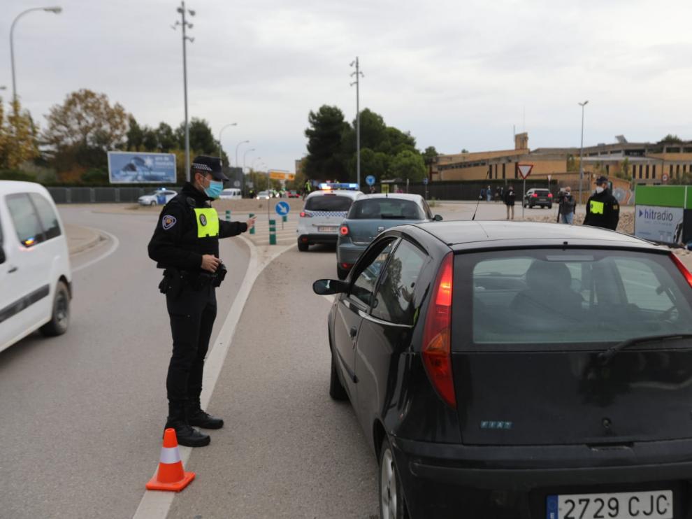 Control de la Policía Local de Huesca para garantizar el cumplimiento del confinamiento perimetral de la ciudad.