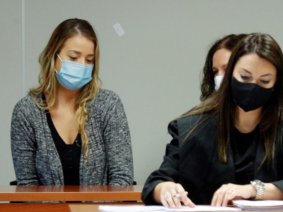 Maje, a la izquierda, durante el juicio.