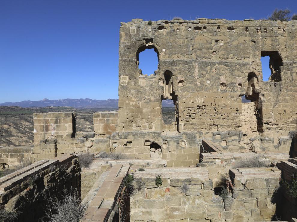 Una de las paredes del recinto que configura el castillo de Montearagón.