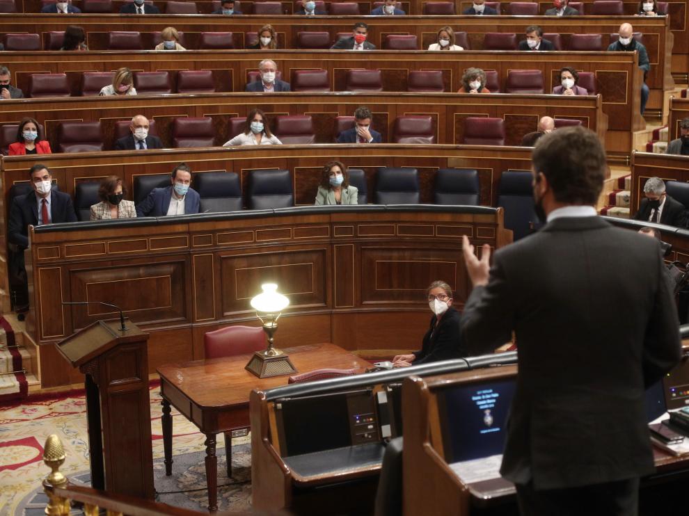 Pablo Casado y, en frente, Pedro Sánchez, en el Congreso de los Diputados.