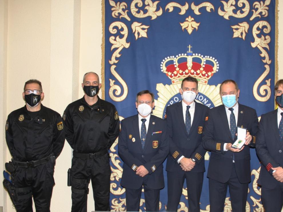 Condecoración de la Policía al jefe de Bomberos