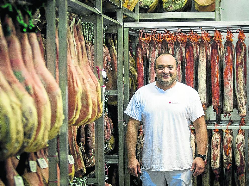 Francisco Nacher, en su secadero de Bronchales que utiliza la técnica de secado "a ventana aierta".