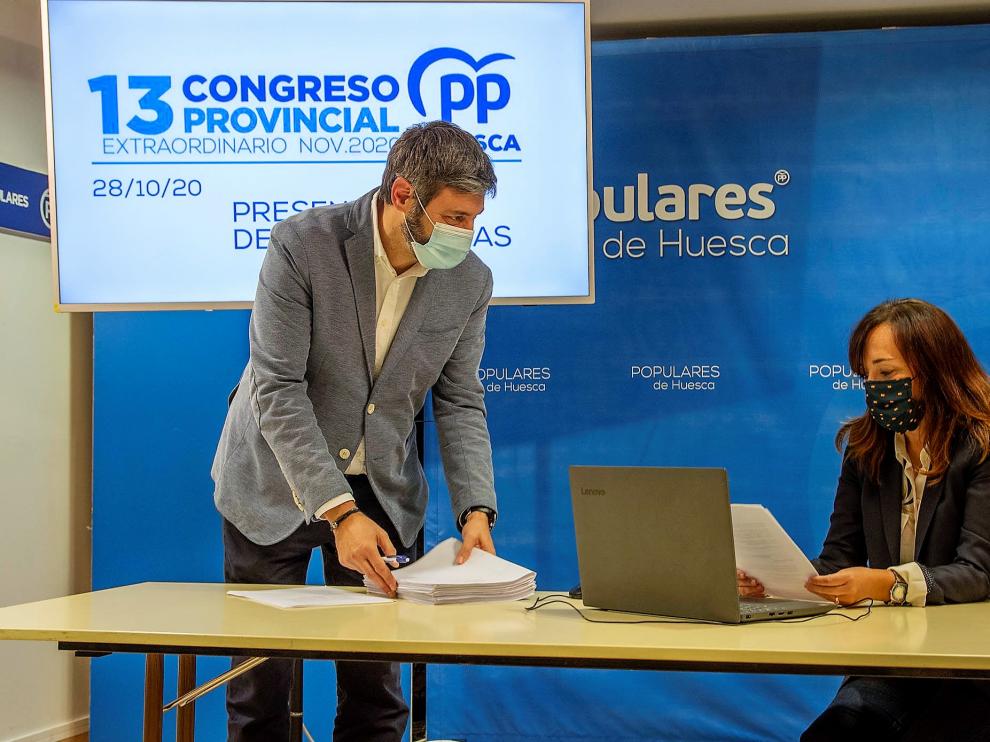 Gerardo Oliván entrega sus avales a la vicepresidenta del Comité Organizador del congreso, Gemma Allué