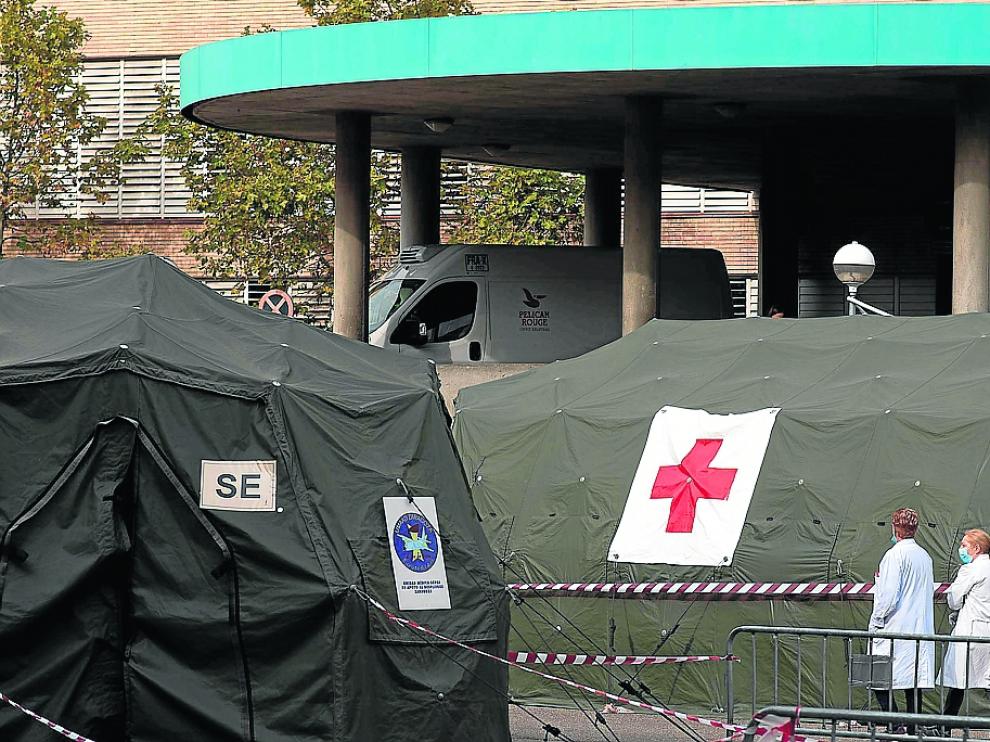 Las tiendas de campaña del Ejército llevan dos meses en el aparcamiento de Urgencias del Clínico.