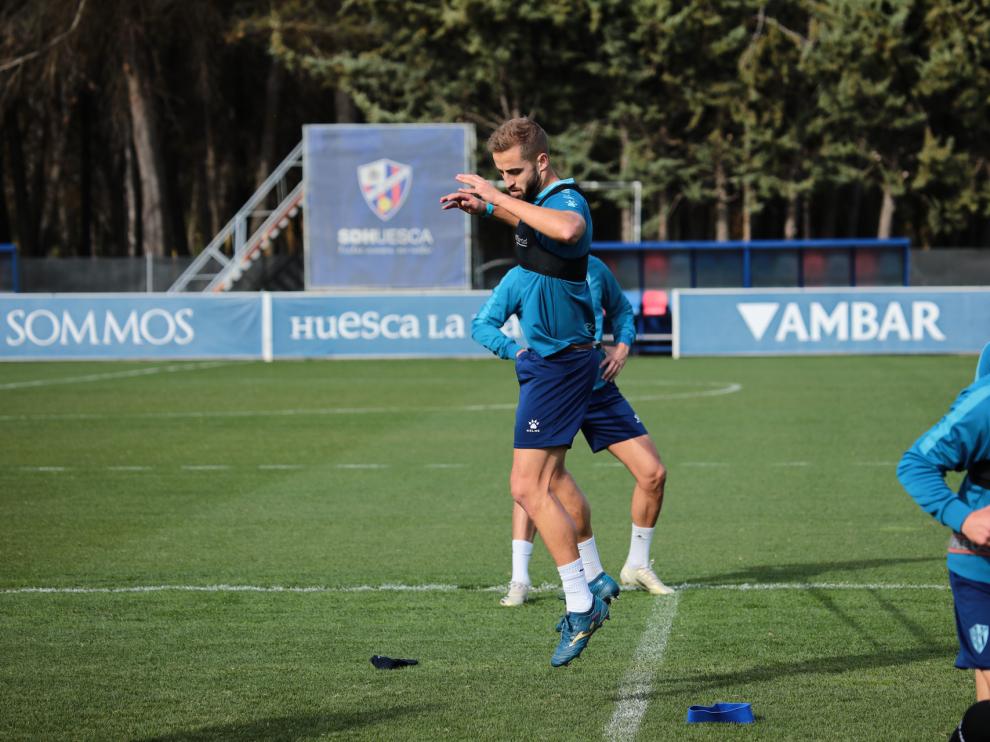 Jorge Pulido, por los aires durante el entrenamiento de este miércoles.