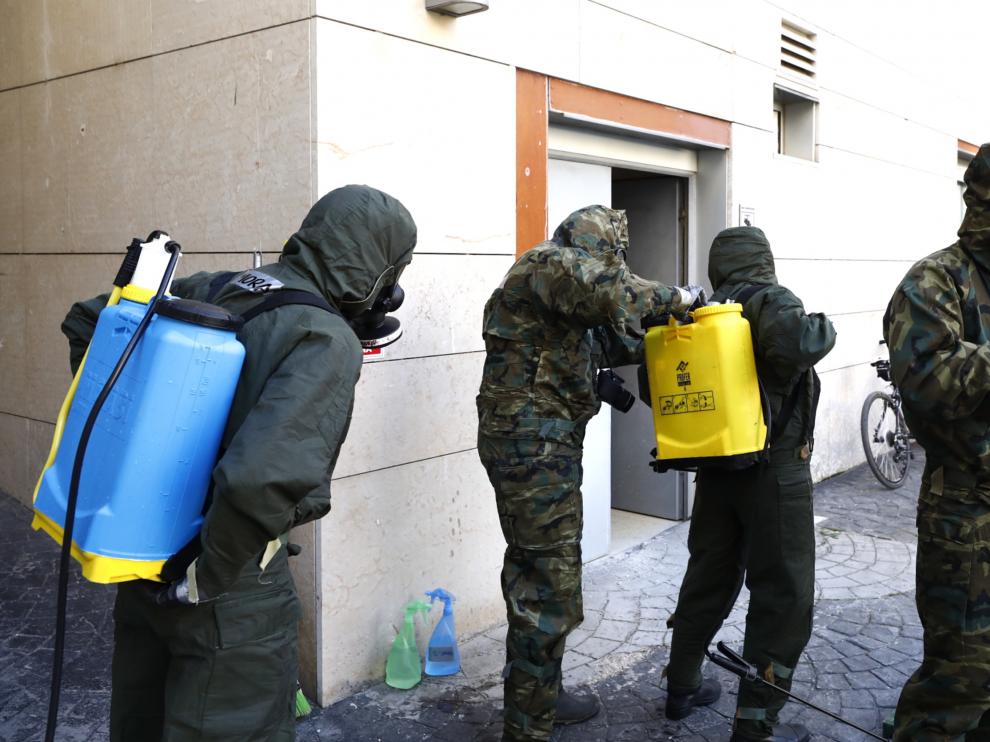 Así se prepara la Brigada Aragón del Ejército para proceder a la desinfección de una residencia afectada por casos de covid-19.