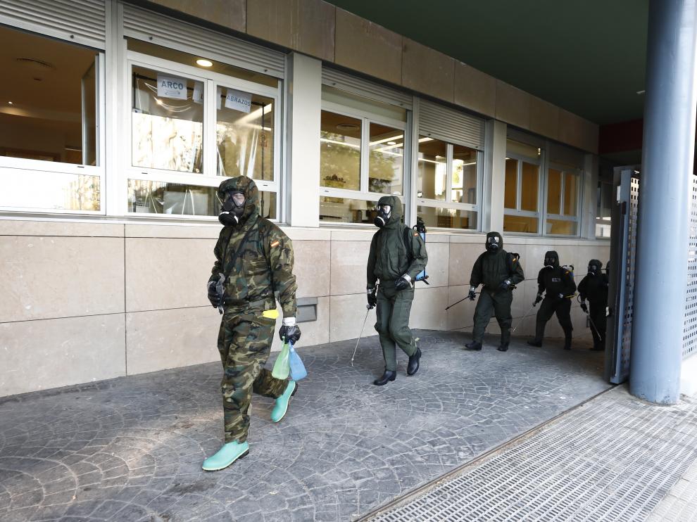 Así se prepara la Brigada Aragón del Ejército para proceder a la desinfección de una residencia afectada por casos de covid-19.
