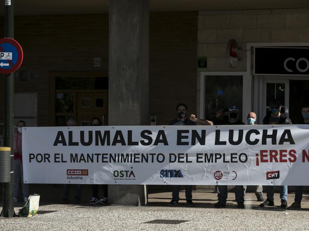 Trabajadores de Alumalsa protestan ante las Cortes de Aragón, este jueves.