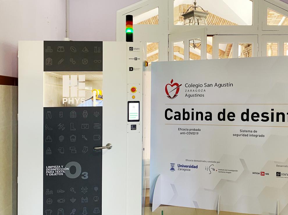 Cabina de desinfección patentada por HMY y que se utiliza ya en el colegio Agustinos para higienizar el material utilizado en las aulas.