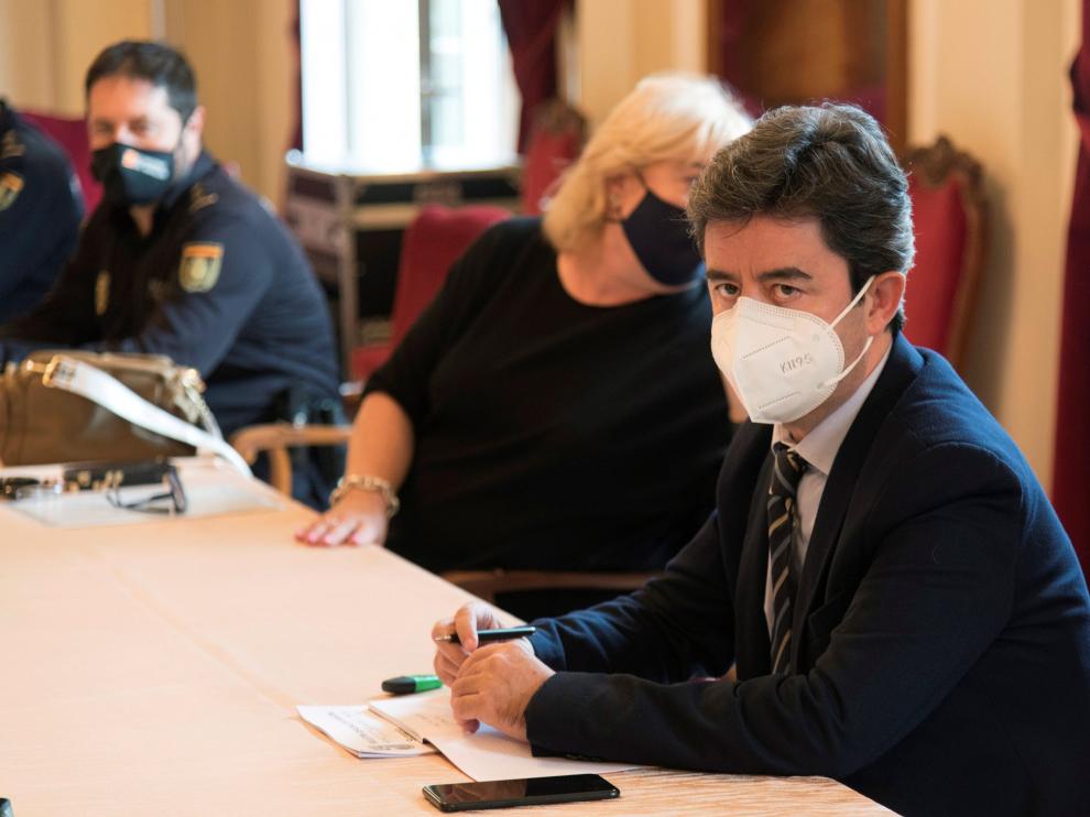El alcalde de Huesca, Luis Felipe, durante la última reunión de la Junta de Seguridad Local.