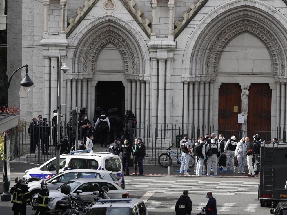 Nice (France), 29/10/2020.- French police officers stand at the entrance of the Notre Dame Basilica church in Nice, France, 29 October 2020, following a knife attack. According to recent reports, at least three people are reported to have died in what officials treat as a terror attack. The attack comes less than a month after the beheading of a French middle school teacher in Paris on 16 October. (Atentado, Francia, Niza) EFE/EPA/SEBASTIEN NOGIER Knife attack in French city of Nice