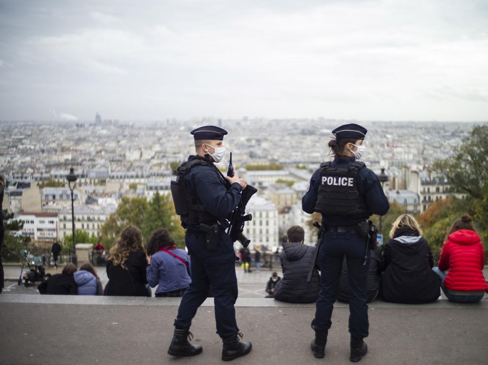 Policías ante la basílica del Sagrado Corazón en París