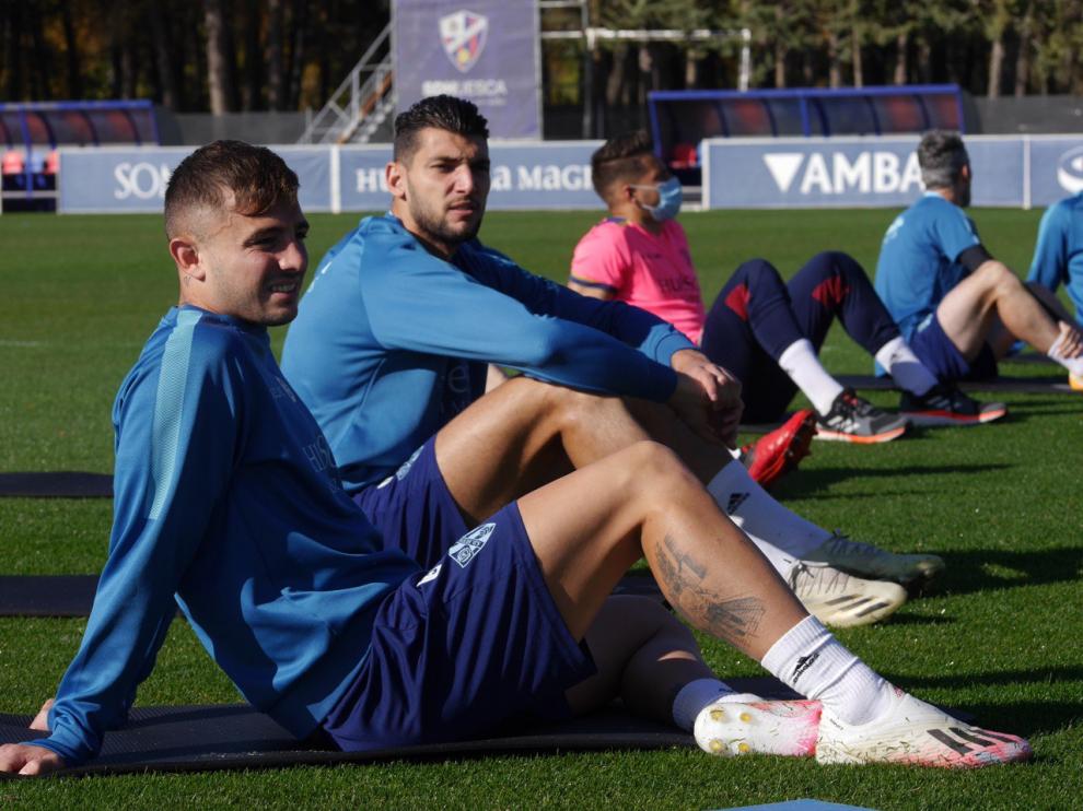 Los jugadores de la SD Huesca, durante el entrenamiento de este jueves.