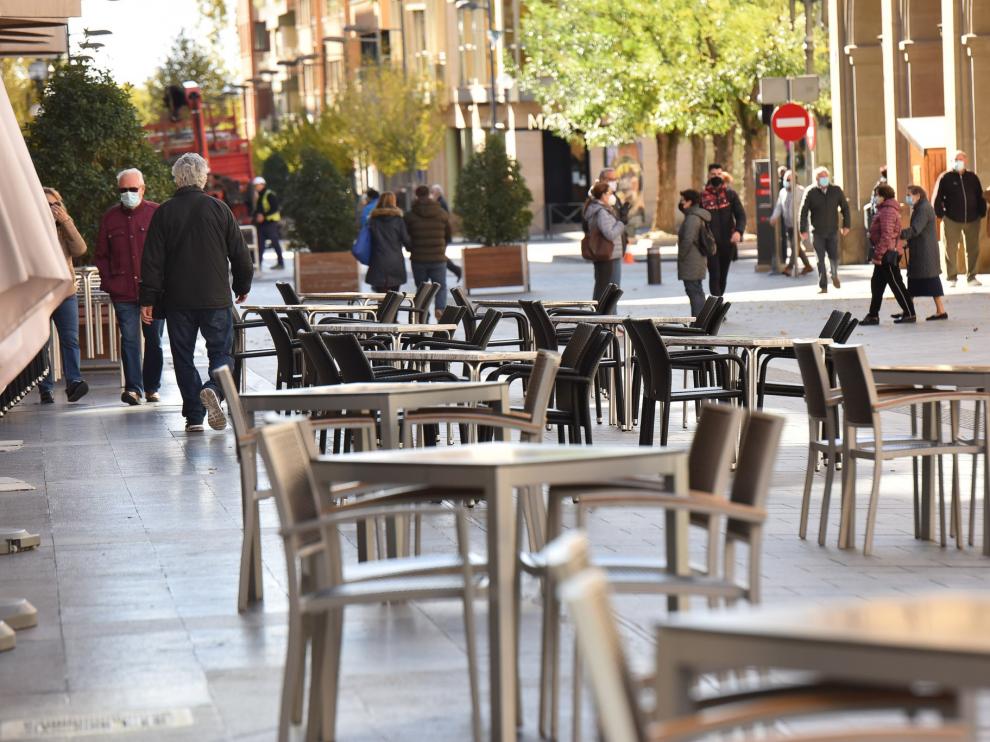 Terrazas en los Porches de Galicia, en el centro de Huesca, este lunes al mediodía.