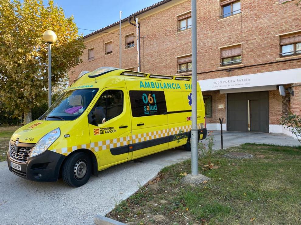 Una ambulancia esta mañana a las puertas del cuartel de la Guardia Civil de Barbastro.