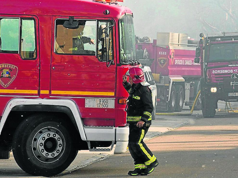 Una intervención de los bomberos de la Diputación de Zaragoza en un incendio en Calatayud.