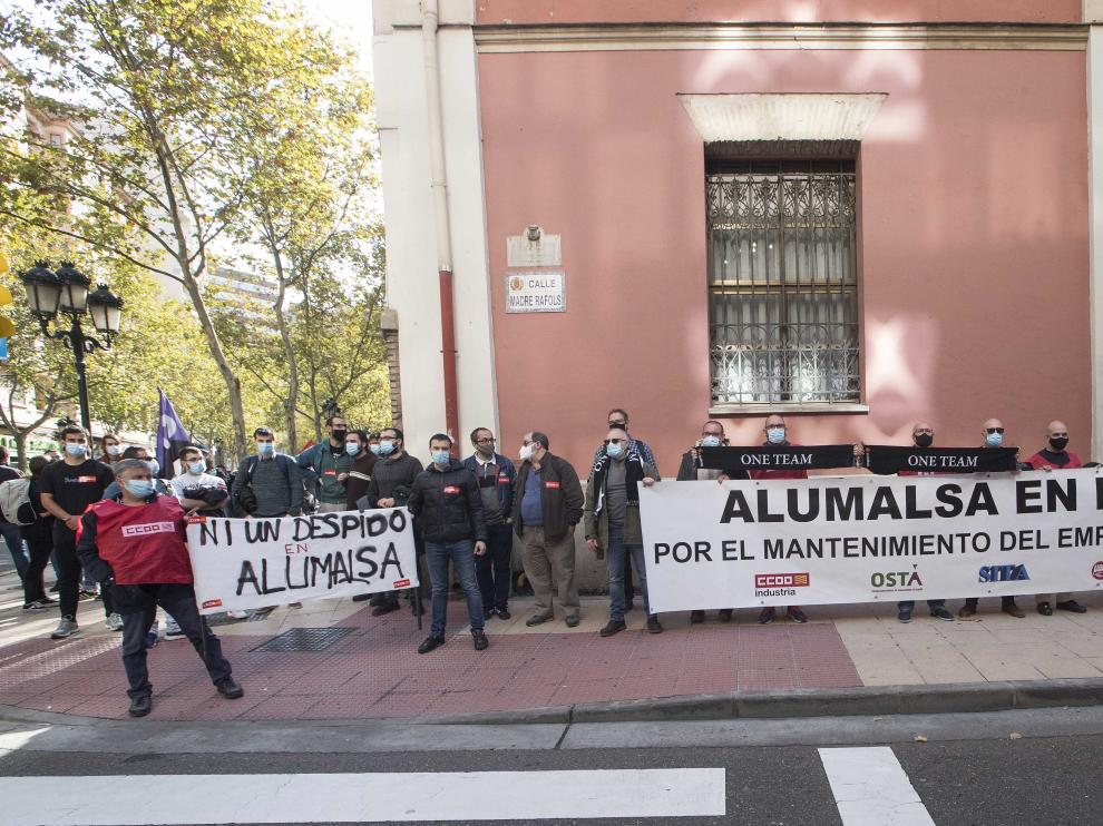 Concentración de trabajadores de Alumalsa frente a la sede del SAMA, el pasado miércoles.
