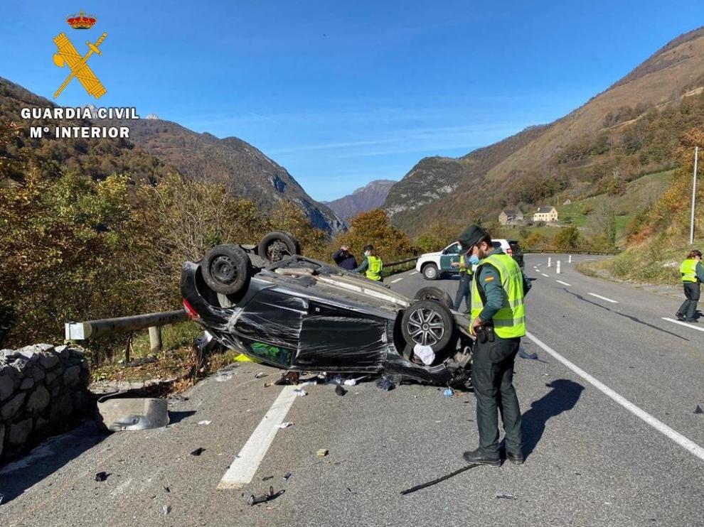 El vehículo de los tres presuntos delincuentes quedó volcado a cinco kilóemtros del túnel del Somport, en el término municipal de Urdós (Francia).