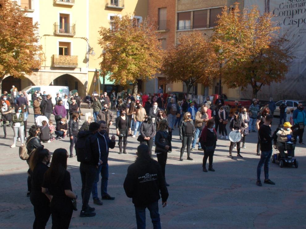 Unas trescientas personas se han reunido este mediodía en la plaza de España de Caspe.