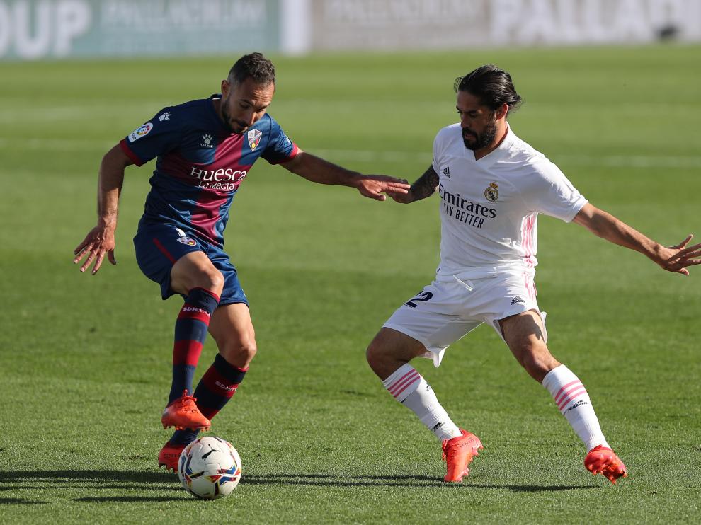 Ferreiro protege el balón ante Isco.