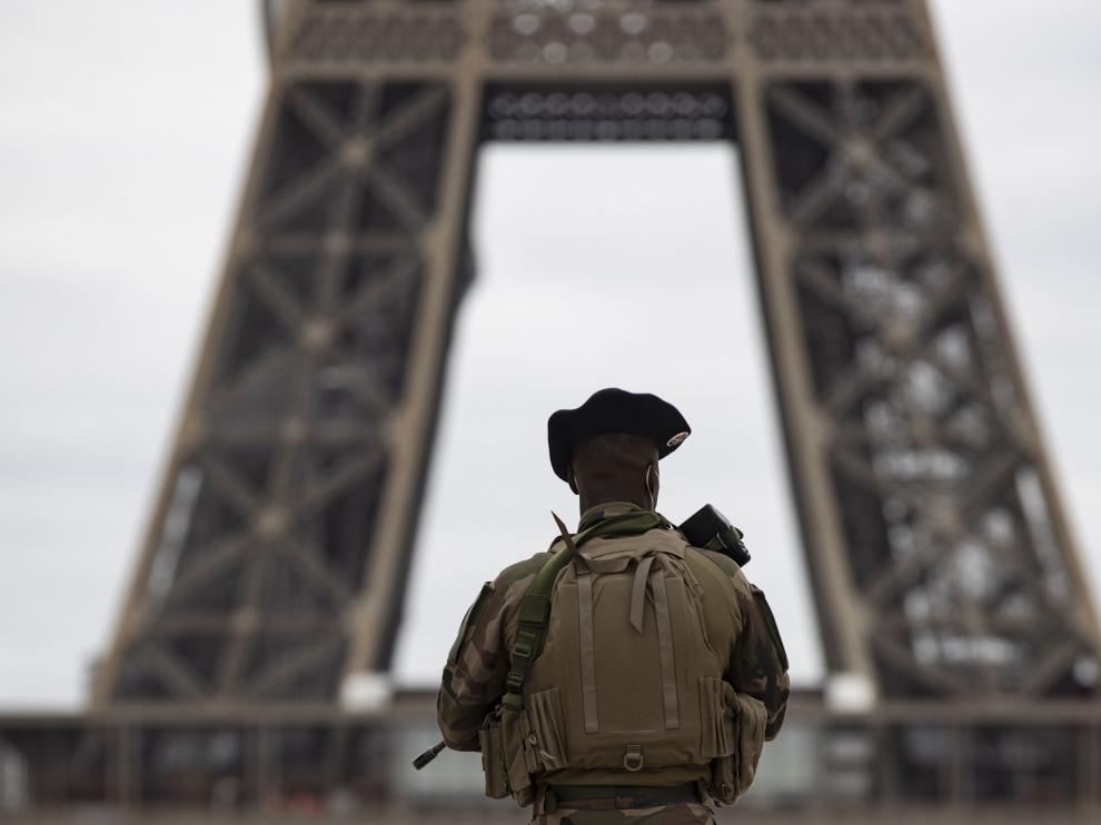 Paris (France), 30/10/2020.- A French soldier, part of France's anti-terror 'Vigipirate' plan, dubbed 'Operation Sentinelle', patrols the deserted Trocadero square near the Eiffel Tower on the first morning of the second national lockdown, dubbed reconfinement, in Paris, France, 30 October 2020. French President Emmanuel Macron announced in a televised statement that France is 'reconfining' and going into a second lockdown for a minimum of four weeks to battle the rise in Covid-19 cases, effectively shutting down bars, cafes and restaurants and requiring non-essential workers to remain home. France is in the midst of a second wave of the COVID-19 coronavirus pandemic, recording around 50,000 daily new cases. (Francia) EFE/EPA/IAN LANGSDON France goes into second lockdown and heightens security due to terror threat level