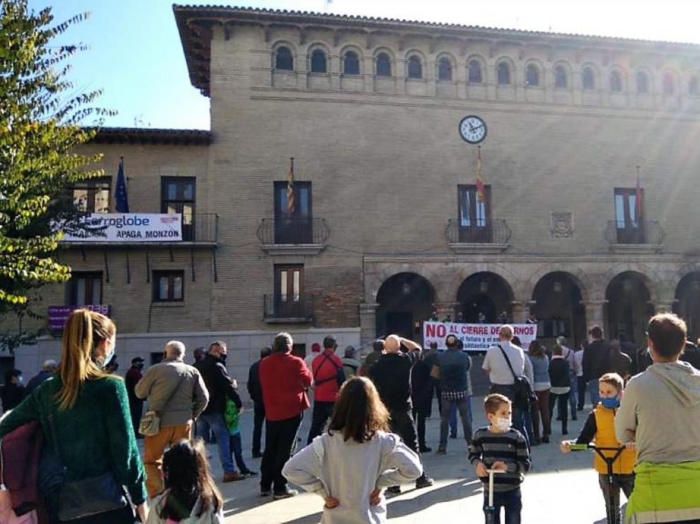 La concentración contra el cierre de los hornos de Ferroatlántica ha tenido lugar en la plaza Mayor de Monzón.