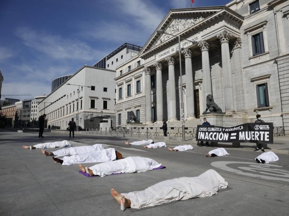 Activistas de Extinction Rebellion representan con 'cadáveres' frente al Congreso las muertes por la crisis climática