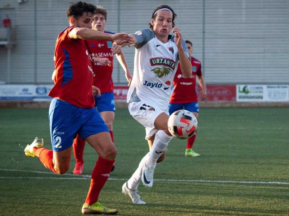 Dos jugadores luchan por hacerse con el control del balón.