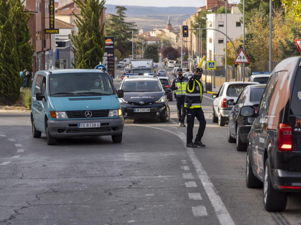 Control policial en la Carretera de Alcañiz de Teruel para hacer cumplir el confinamiento de la ciudad.