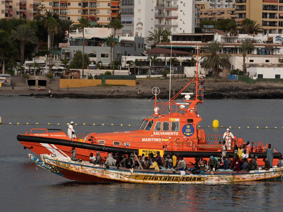 Llegada de un cayuco con 80 inmigrantes al sur de Tenerife.
