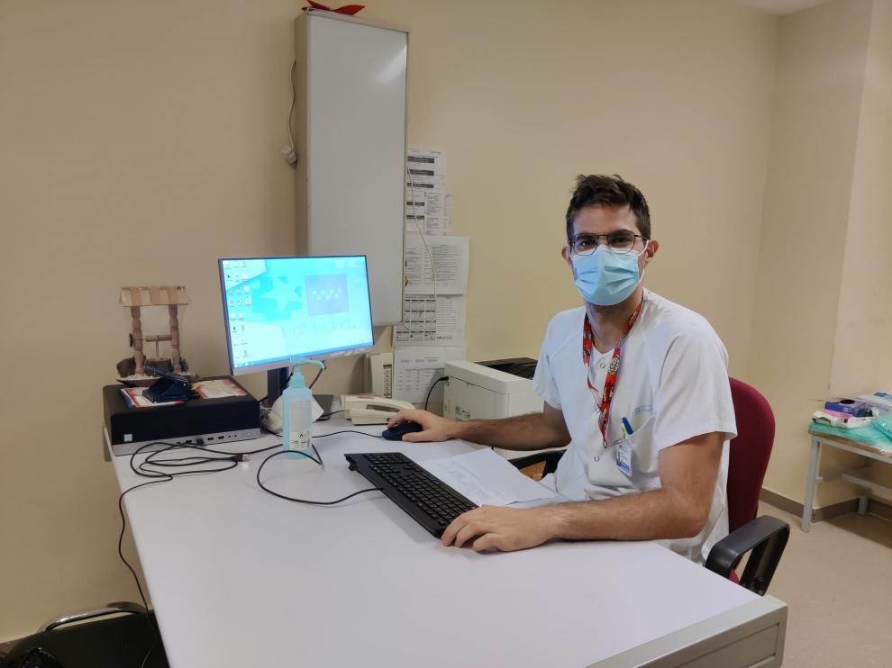 Marco Escribano, médico oscense, pasando consulta en Madrid.