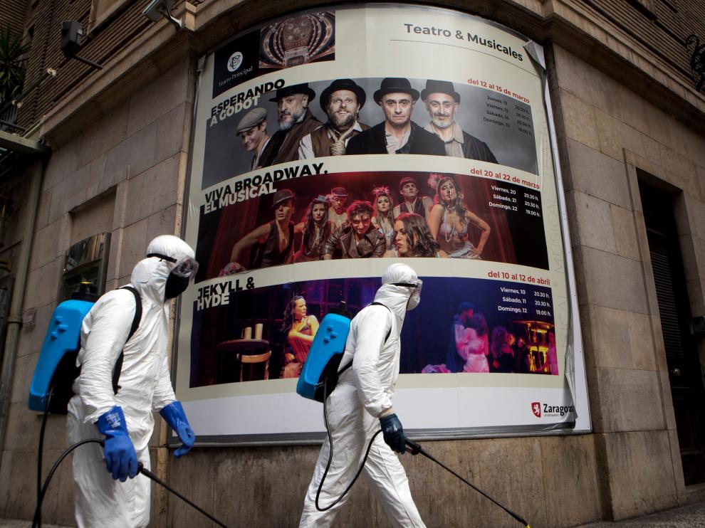 Operarios desinfectan el Teatro Principal de Zaragoza en abril.