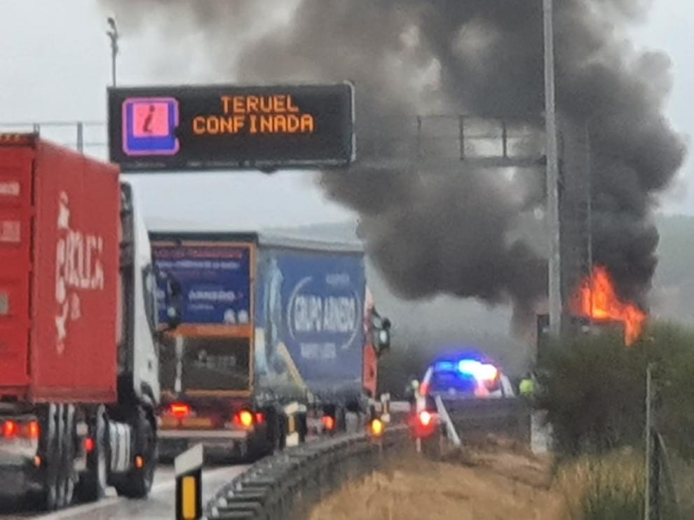 El incendio de un camión en la A-23 en Albentosa ha provocado retenciones.