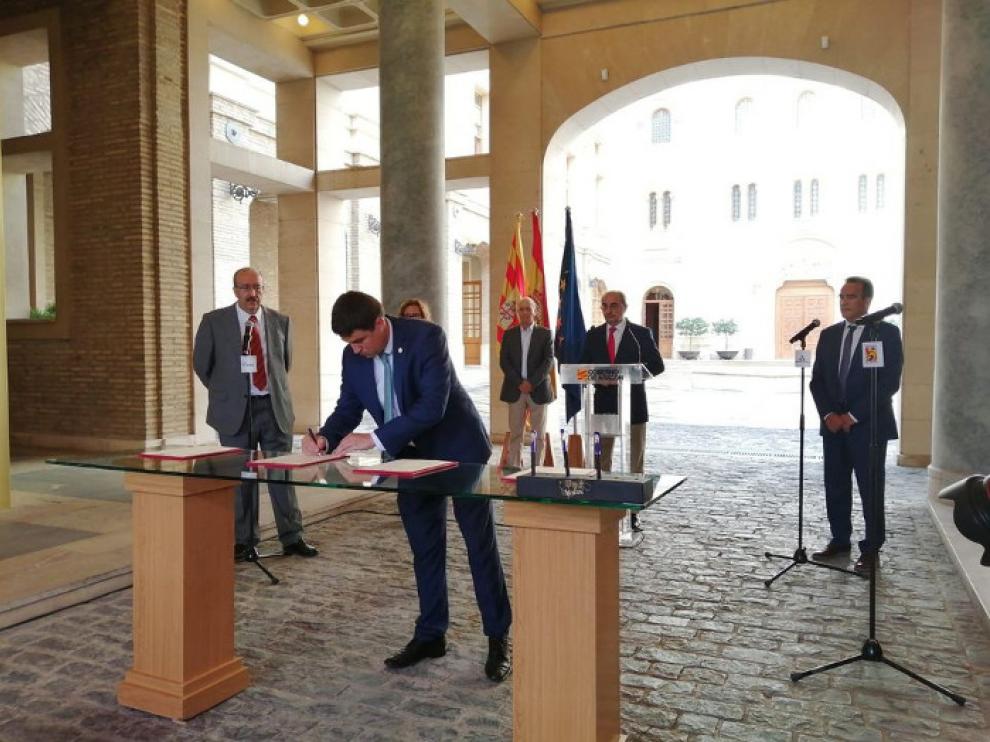 Momento de la firma del protocolo entre las tres diputaciones provinciales y la DGA dentro de la Estrategia Aragonesa para la recuperación social y económica.